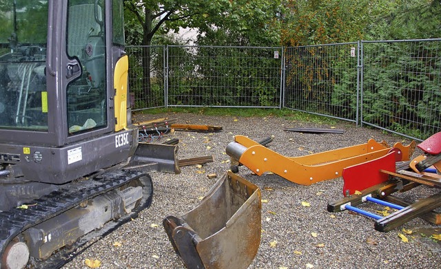 Das marode Klettergerst mit Rutsche a...Breslauer Strae ist bereits zerlegt.   | Foto: Frey