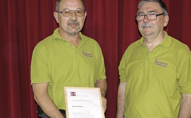 Hermann Strohmeier (rechts) ehrte in Blansingen Dieter Rderer.   | Foto: mfs