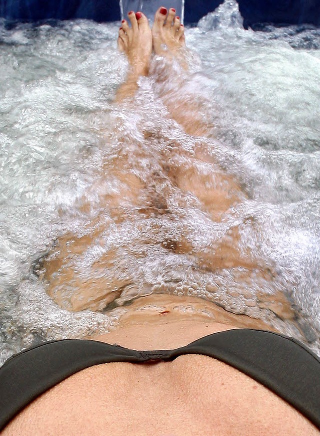 Wenn warmes Wasser wohlig um die Beine...ntspannung in den Heilbdern im Land.   | Foto: dpa