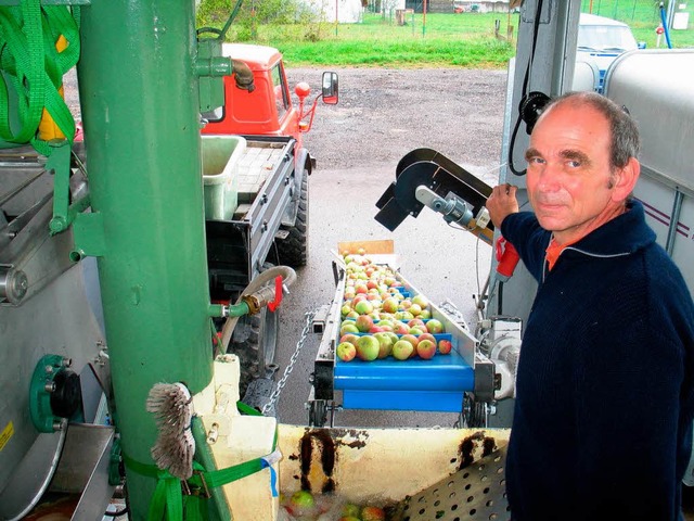 Markus Schtterle hat seinen Lastanhnger zur  mobilen Apfelpresse umgebaut.  | Foto: Jutta Schtz