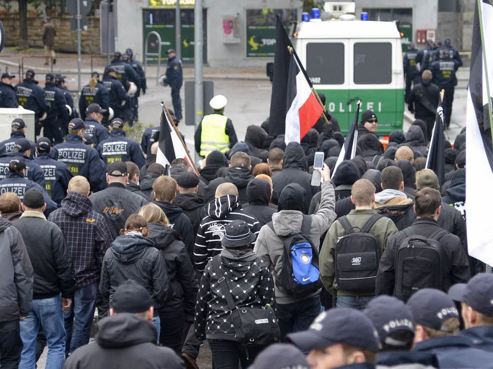 Rechtsextreme Demonstranten marschiere...einem Polizeiaufgebot durch Gppingen.  | Foto: dpa