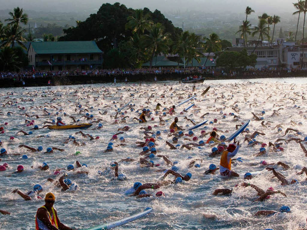Fr die rund 1900 Teilnehmerinnen und Teilnehmer am Ironman Hawaii geht es zuerst ins Wasser.