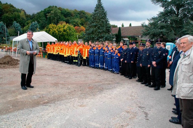 Die gesamte Kenzinger Feuerwehr war zu...stich frs neue Gertehaus angetreten.  | Foto: Ilona Huege