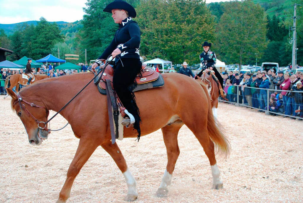 Katharina Sturm bei der Vorführung im Westernreiten, im Hintergrund ihre Zwillingsschwester Anna. Katharina Sturm bei der Vorführung im Westernreiten, im Hintergrund ihre Zwillingsschwester Anna.