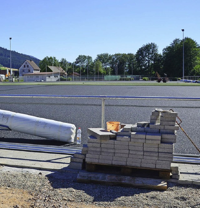 Links noch in der Bauphase, rechts sch...flasterte Umrandung und die Umzunung.  | Foto: Fotos: Bernd Fackler/Karin Heiss