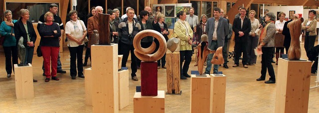 Von Holz ber Stein bis zu Metall reic...er, hier zu sehen bei der Vernissage.   | Foto: Gert Brichta