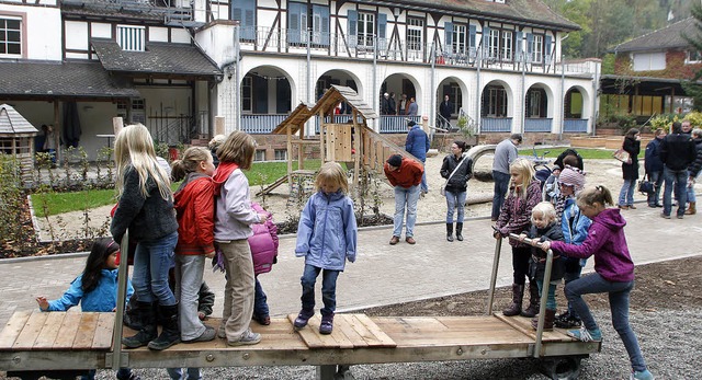 Eingeweiht und schon genutzt: der neu gestaltete Auenbereich des Tretenhofs   | Foto: heidi fssel