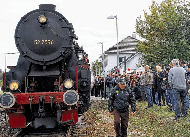 Groes Gedrnge auf dem Bahnhof von Ob...orische Dampfzug um 12.16 Uhr eintraf.  | Foto: dinort