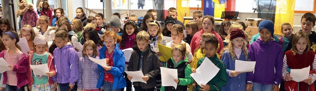 Der Grundschulchor sang zur Einweihung von richtigen Kindern und vielen Lndern  | Foto: Sylvia-Karina Jahn