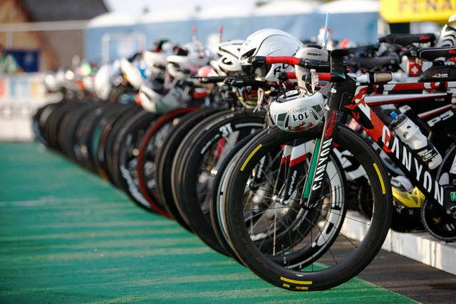 Fahrradfahren ist eine von drei Disziplinen beim Triathlon.  | Foto: dpa