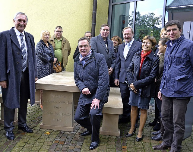 Der Vitteler Brgermeister Millot (lin... Sitzecke aus Sandstein als Geschenk.   | Foto: Umiger