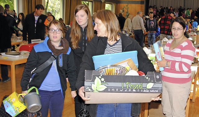 Gut bepackt, so verlieen viele am Sam...-Aktion im katholischen Gemeindehaus.   | Foto: SEDLAK