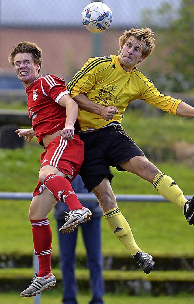 Luftduell: Rick Kiefer vom SV Hlzlebr...ts) und der Hinterzartener Marvin Bach  | Foto: seeger