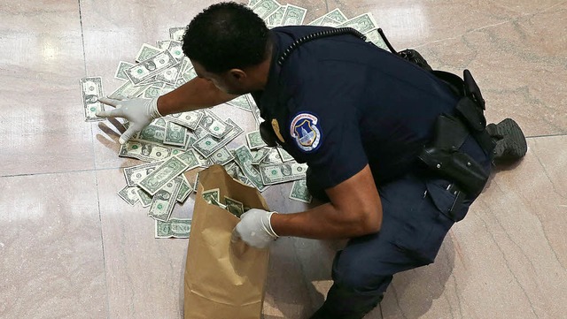Schnell weg mit den Dollarnoten, sagt ... ber den Haushaltsstreit zu uern.    | Foto: AFP