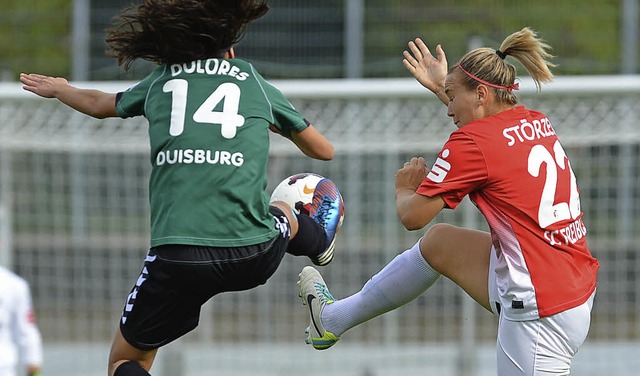 Dolores  Silva kmpft mit  Laura Strzel um den Ball.   | Foto: Patrick Seeger