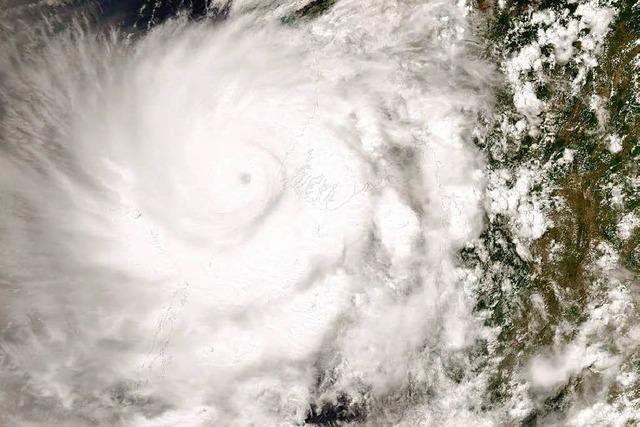Ein Zyklon richtet in Ostindien große Schäden an