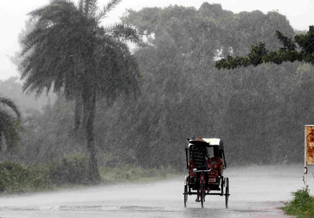 Ein Zyklon bringt heftige Regenflle mit sich.   | Foto: dpa
