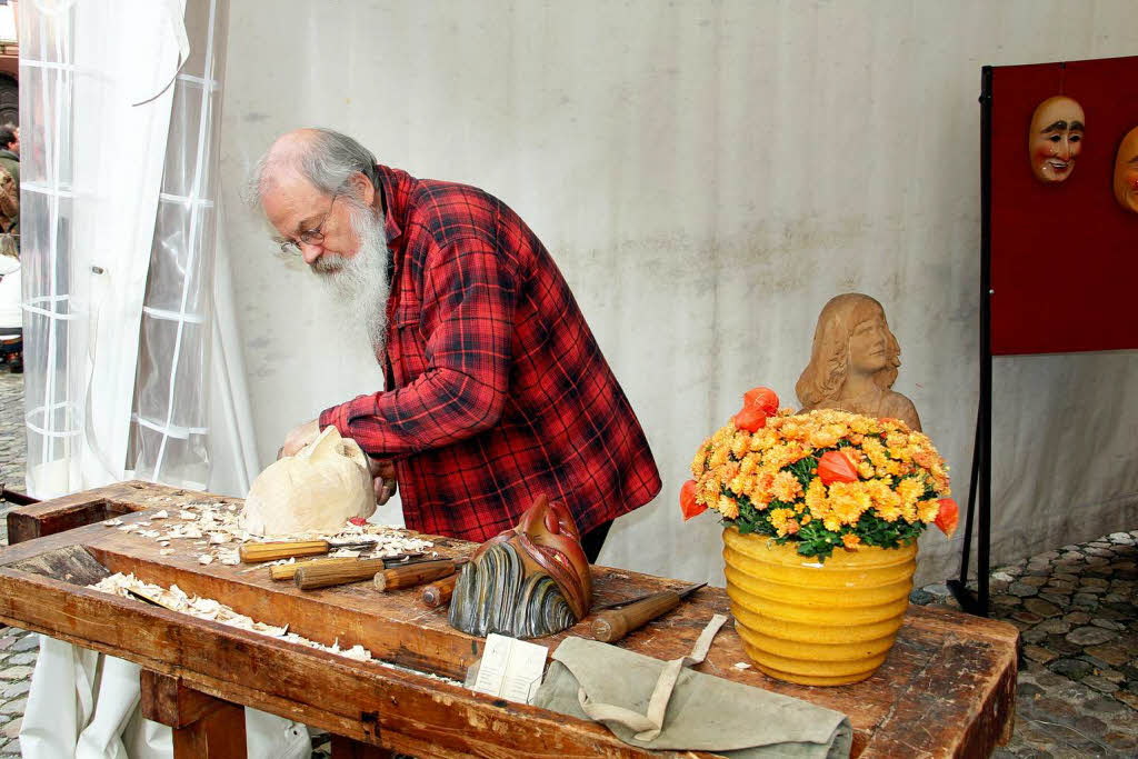 Bildhauer Kubitschek bei der Bearbeitung einer Maske