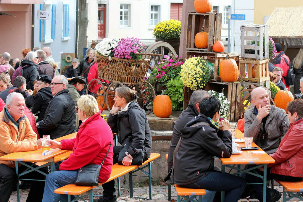 Herbstlich dekorierte Brunnen in der Endinger Altstadt.