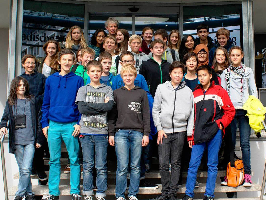 Die Klasse 8 des Kepler-Gymnasiums Freiburg mit ihrem Lehrer Rainer Simon.