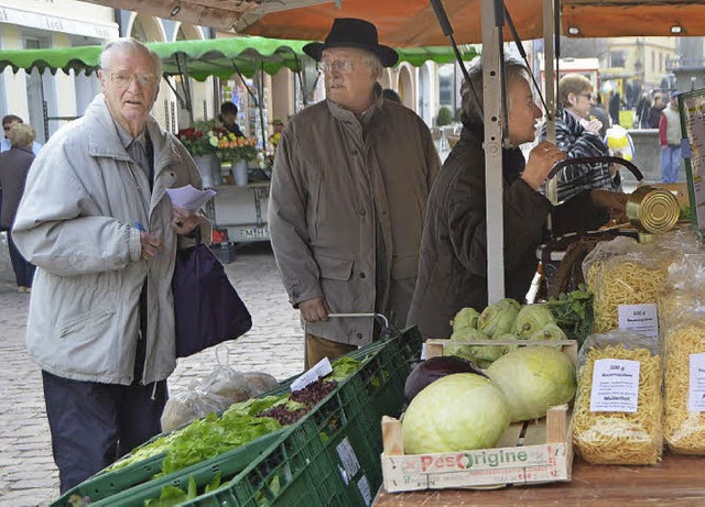 Wolfgang Meyer (links) wie man ihn mit...aktuellen Marktbericht zusammensucht.   | Foto: Bernd Fackler