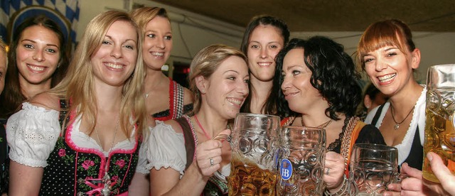 Fesch im Dirndl wird die Ma gestemmt ... beim Oktoberfest des SC  Orschweier.   | Foto: Sandra Decoux-Kone