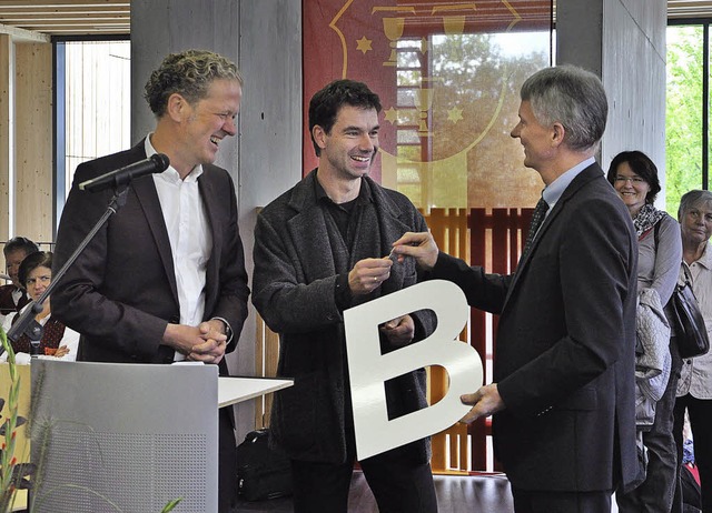 Ein Schlssel und elf Buchstaben: Die ...; zur Freude von Brgermeister Benitz.  | Foto: Rainer Ruther