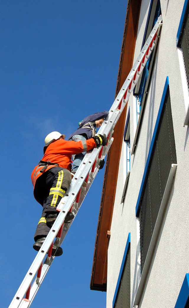 Rettung aus mehr als zehn Metern Hhe:... aber das schwierigste Feuerwehrgert.  | Foto: Christian Ringwald