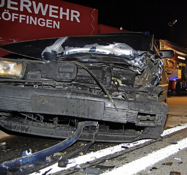 Zerbeulte Front des Unfallwagens.   | Foto: Kamera 24