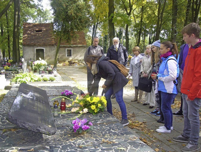 Jugendliche aus Gundelfingen am Mahnmal in Bierun.   | Foto: PRIVAT