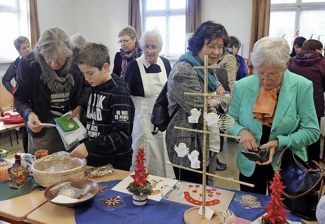 Neben Kaffee und Kuchen gab es auch ad...stelarbeiten im Mutterhaus zu kaufen.   | Foto: wolfgang knstle