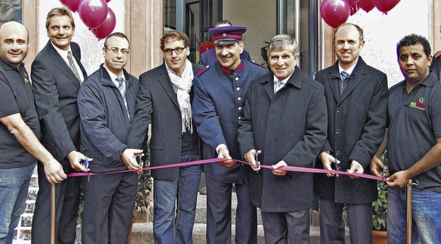 Das symbolische rote Band schneiden du...lacher und Qamar Zia (Bistro Essbahn).  | Foto: Freudig