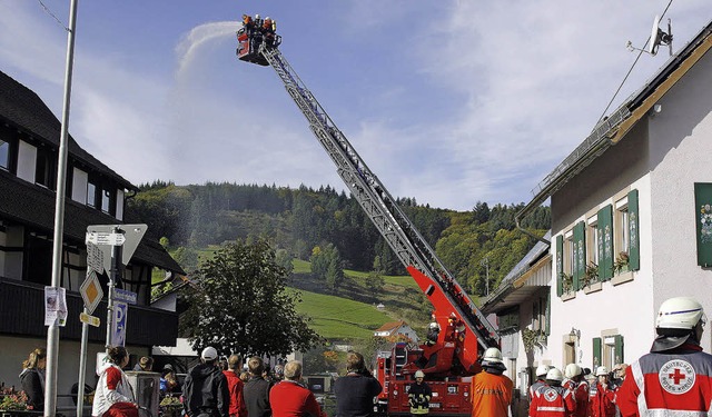 Die groe Drehleiter der Lahrer Feuerwehr rckt in Wittelbach an.   | Foto: heidi fssel