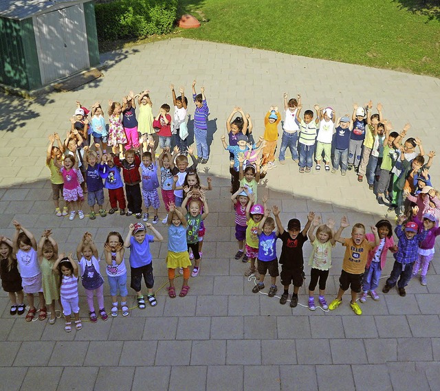 50 Jahre alt wird der Kindergarten in ...Die Kinder scheint&#8217;s zu freuen.   | Foto: Susanne Kanele