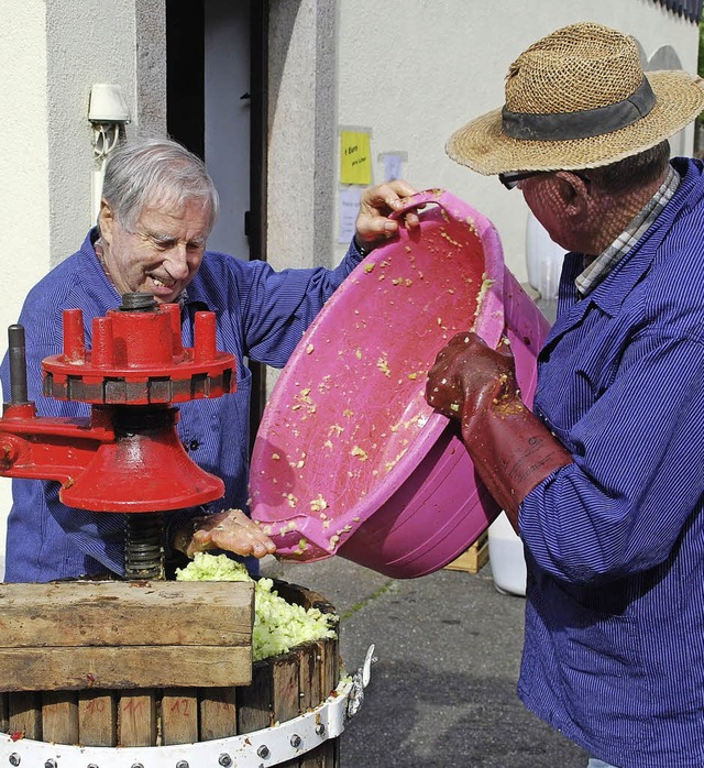 Oben kommt Obst rein, unten Saft raus:... Presse war fats pausenlos im Betrieb.  | Foto: Edgar Steinfelder