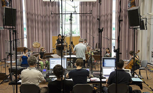 Bei den Proben: das Freiburger SWR-Experimentalstudio mit Instrumentalmusikern   | Foto: Klaus Frhlich (SWR)