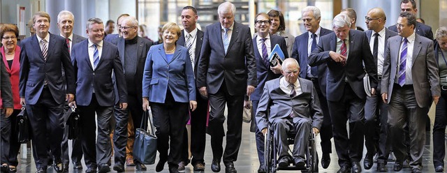 Auf dem Weg zu den Sondierungsgesprch... unter Fhrung von Kanzlerin Merkel...  | Foto: dpa