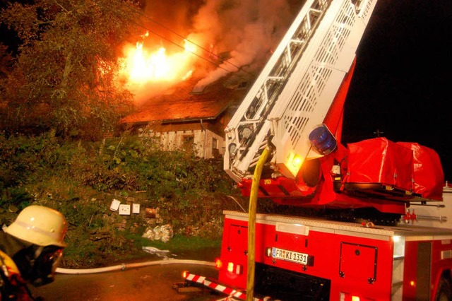 Helle Flammen schlugen beim Eintreffen...hoss des Hutjrgenhofes in Buchenbach.  | Foto: Kamera24.TV