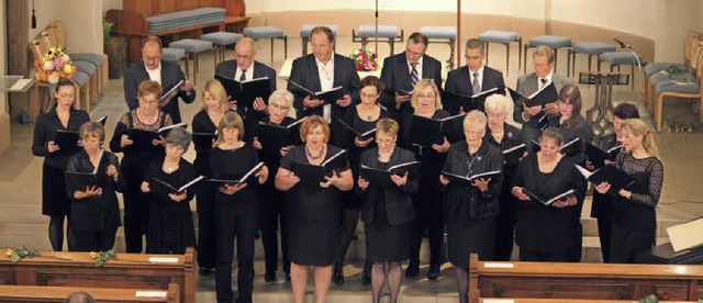 Der Kirchenchor Hartheim mit seiner Di... Konzert den berwltigenden Applaus.   | Foto: Otmar Faller