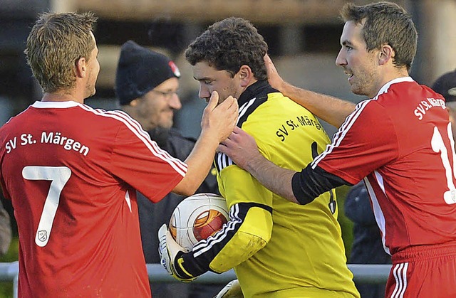 Lob fr den Torwart: St. Mrgens Fuba...n FC  Pfohren einen Elfmeter abwehrte.  | Foto: patrick seeger