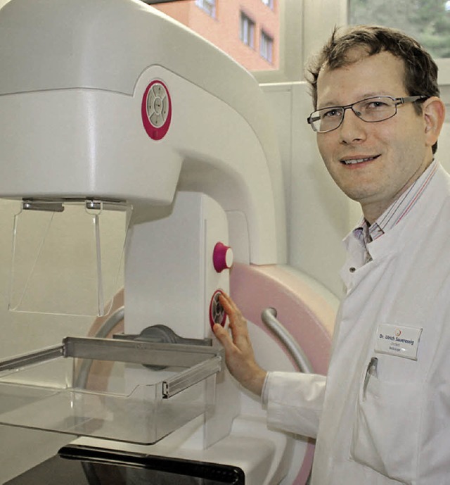 Chefarzt Ulrich Saueressig mit dem neuen Mammographiegert  | Foto: Landratsamt
