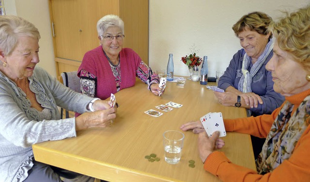 Kartenspielen macht Spa. Dieses Quart...gnungssttte ein paar Runden Schnauz.   | Foto: Eva Korinth