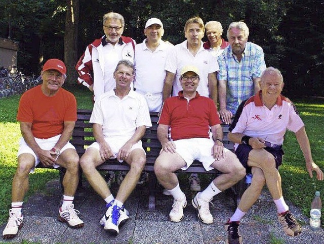 Die erfolgreiche Herren 60-Mannschaft ...z Weller und Vorsitzender Rudi Mder.   | Foto: Privat