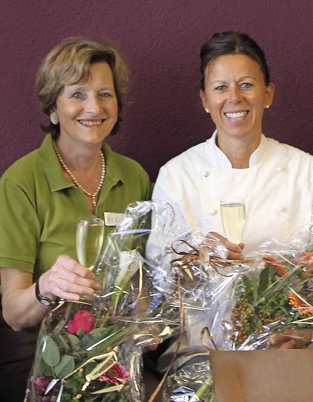 Ursula Eckert und Manuela Bhlmann wur...fr langjhrige Betriebstreue geehrt.   | Foto: Kanele