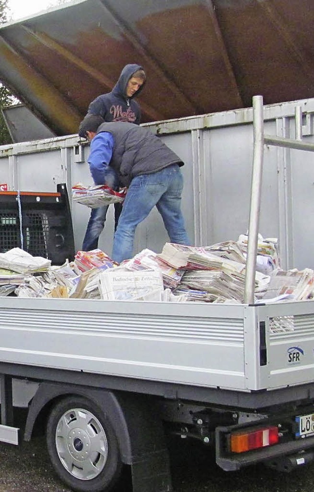 Verladung des Altpapiers in die Container.   | Foto: Albert Greiner