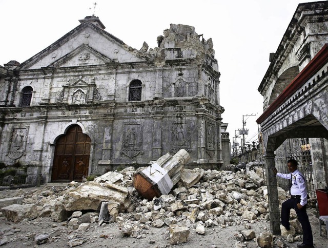 Gewaltige Zerstrung: die  Basilica del Santo Nio in Cebu  | Foto: dpa