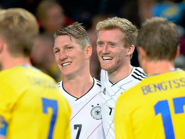 Andre Schrrle und Bastian Schweinsteiger jubeln nach dem Treffer zum 3:5.  | Foto: dpa