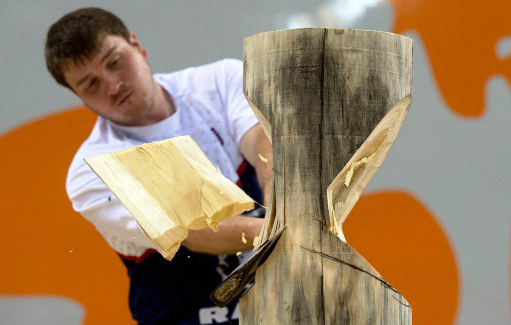 Eine sehr schweitreibende Sportart ist das Holzhacken. Seit mehreren Jahren wird diese Meisterschaft ausgetragen. 
