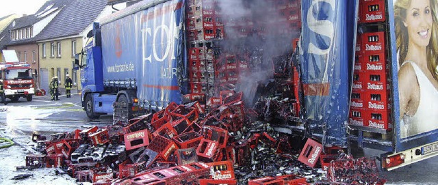 Schade um den Inhalt: groer Einsatz beim Brand eines Lastwagens im Juni 2013   | Foto: Feuerwehr