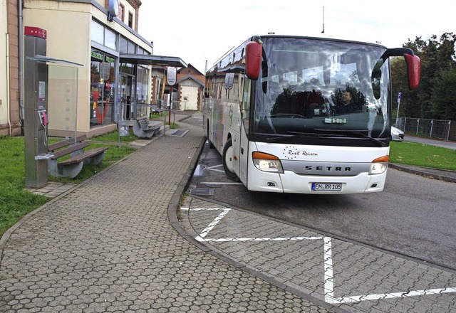 Ein Bus der Bleichtallinie bei der Abf...ren die Busse tagsber im Stundentakt.  | Foto: Michael haberer